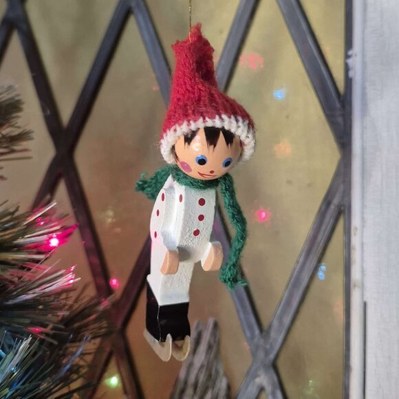 🎄Vintage set of 2 Wooden Ornaments - Skier & Skater with knit hats & Scarves - Picture 5 of 7